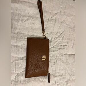 TORY BURCH• CHELSEA WRISTELET BROWN CORTADO COLOR PEBBLE LEATHER